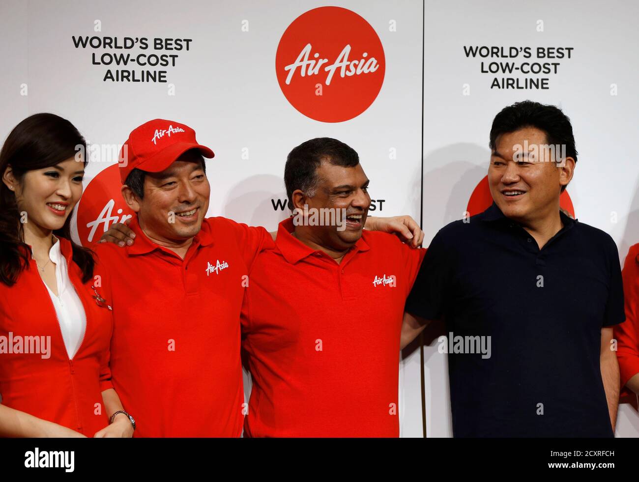 Chairman And Ceo Of E Commerce Operator Rakuten Inc Hiroshi Mikitani R Airasia Group Ceo Tony Fernandes 2nd R Airasia Japan Co Ceo Yoshinori Odagiri 2nd L Pose For A Photo With An