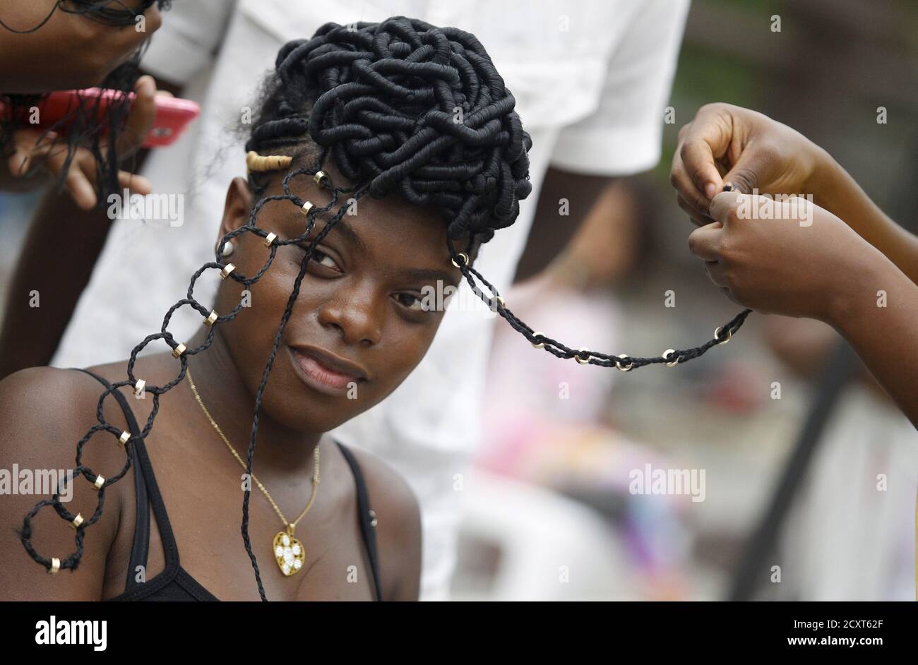 A woman gets an African-Colombian hairstyle during the Afro-hairstyles XI  Competition in Cali, Colombia May 17, 2015. REUTERS/Jaime Saldarriaga Stock  Photo - Alamy