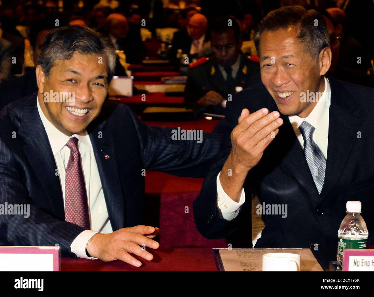 Malaysia S Defence Minister Ahmad Zahid Hamidi L And His Singaporean Counterpart Ng Eng Hen Share A Light Moment Before A Plenary Session Of The 10th International Institute Of Strategic Studies Iiss Asia