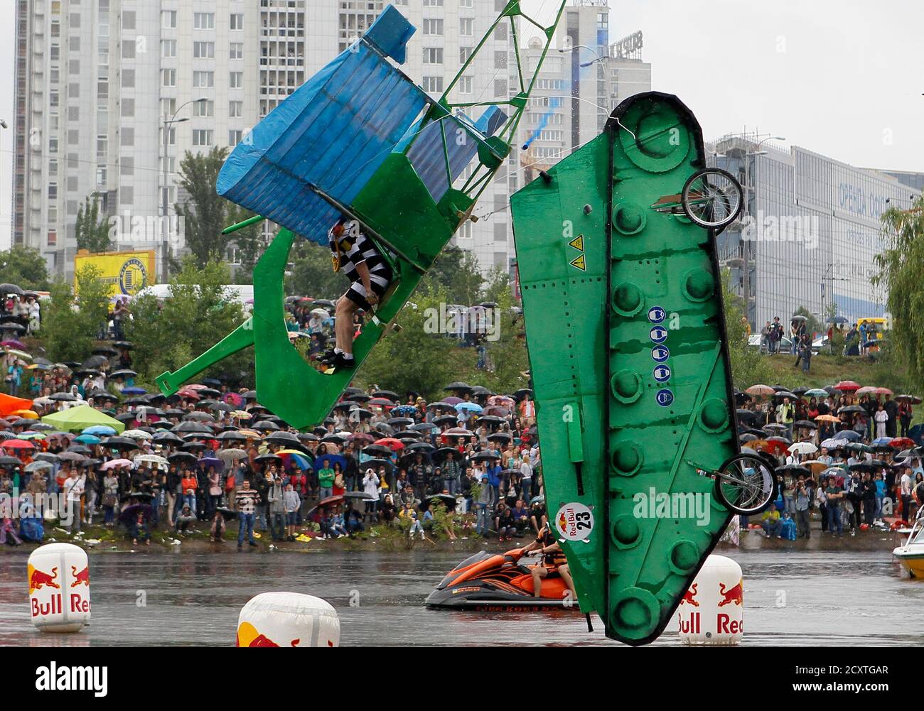 fremsætte lemmer sikkert A participant operates a homemade flying machine during the Red Bull  Flugtag (Flight Day) event in Kiev June 2, 2013. REUTERS/Gleb Garanich  (UKRAINE - Tags: SOCIETY Stock Photo - Alamy