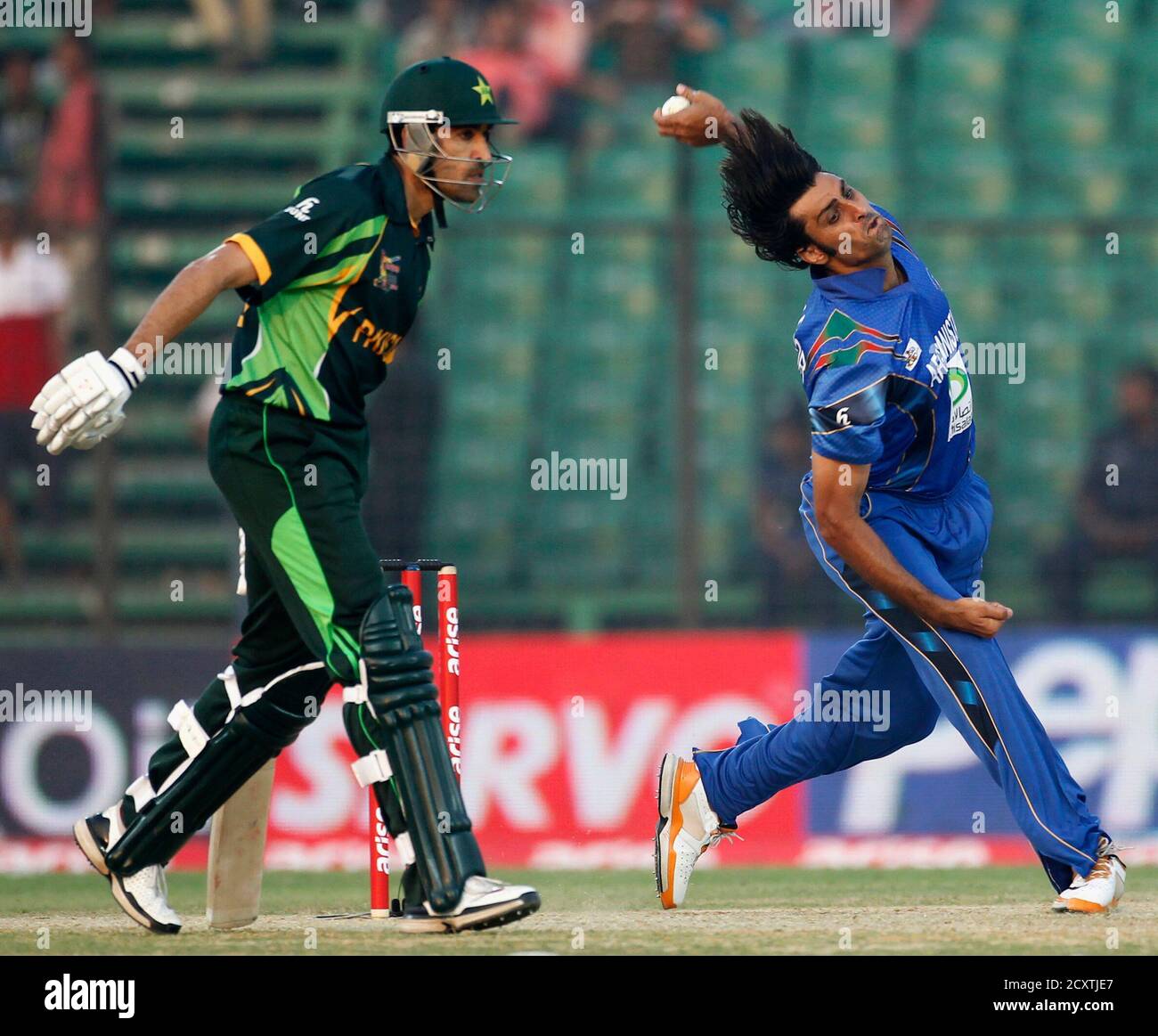 Afghanistan's Shapoor Zadran bowls as Pakistan's Umar Gul (L) watches during their Asia Cup 2014 one-day international (ODI) cricket match in Fatullah February 27, 2014. REUTERS/Andrew Biraj (BANGLADESH - Tags: SPORT CRICKET Afghanistan's Shapoor Zadran bowls as Pakistan's Umar Gul (L) watches during their Asia Cup 2014 one-day international (ODI) cricket match in Fatullah February 27, 2014. REUTERS/Andrew Biraj (BANGLADESH - Tags: SPORT CRICKET