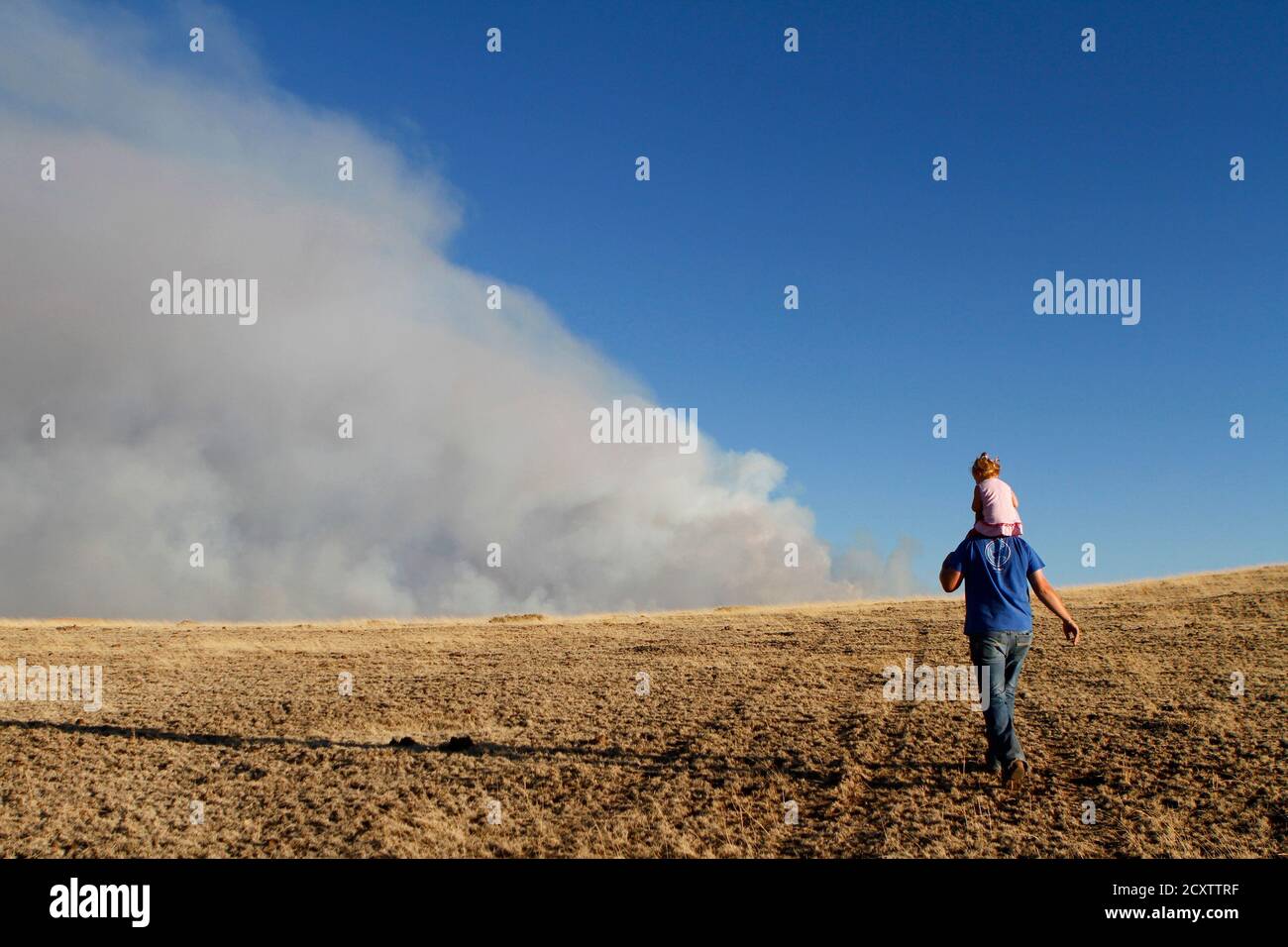 Colt Groff Carries His Daughter Peyton Groff On His Shoulders As They Look At The Smoke From The Wallow Wildfire In Apache County Arizona June 9 11 Forest Rangers In Eastern Arizona