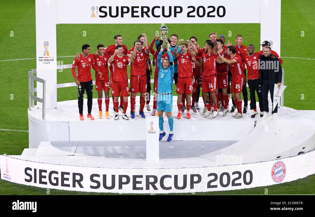 Allianz Arena Munich Germany 30.09.20, Football: German SUPERCUP FINALE 2020/2021, FC Bayern Muenchen (FCB, red) vs Borussia Dortmund  (BVB, yellow) 3:2 — team Bayern Munich celebrates the win, Manuel Neuer lifts the trophy Foto: Markus Ulmer/Pressefoto Ulmer/Pool/via Kolvenbach  DFL regulations prohibit any use of photographs as image sequences and/or quasi-video. Stock Photo
