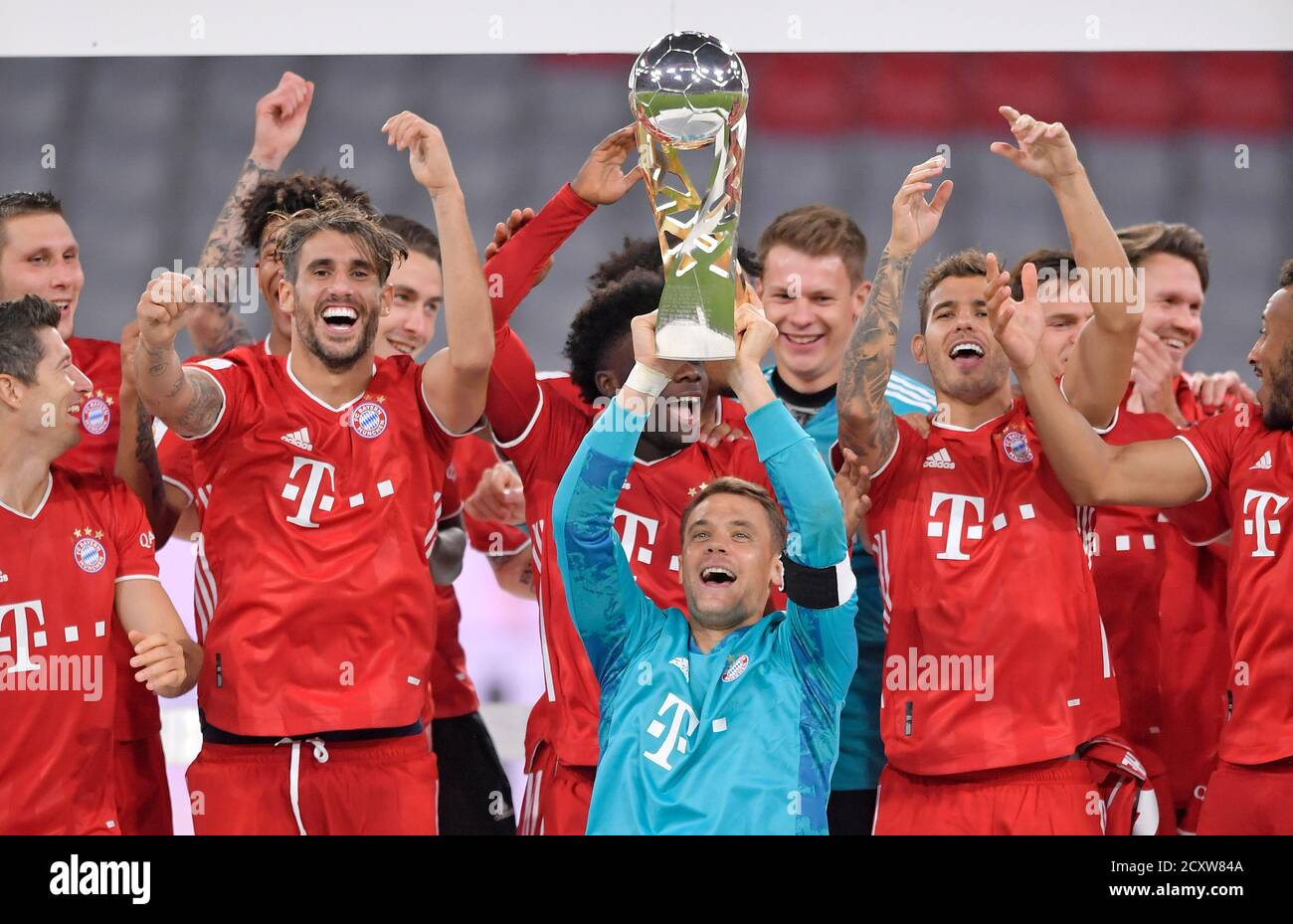 Allianz Arena Munich Germany 30.09.20, Football: German SUPERCUP FINALE  2020/2021, FC Bayern Muenchen (FCB, red) vs Borussia Dortmund (BVB, yellow)  3:2 — Team Bayern Muenchen celebrates the win of the German Supercup