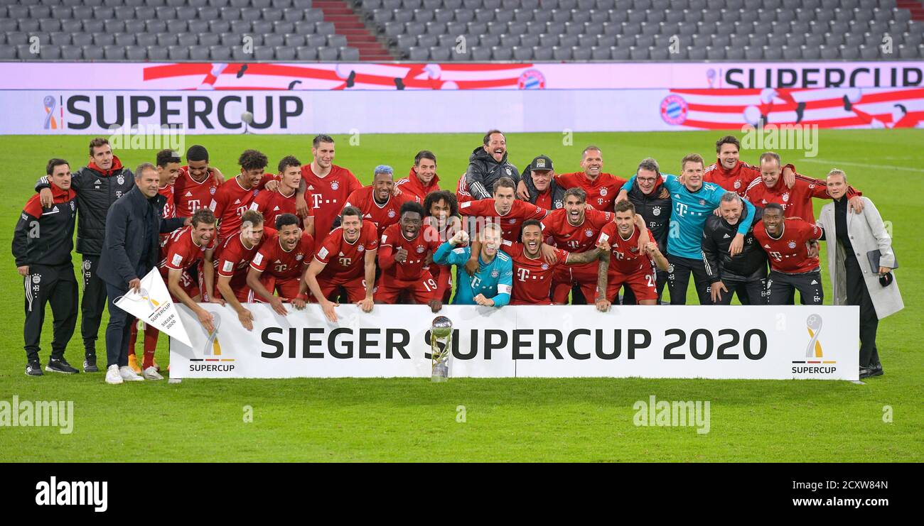 Allianz Arena Munich Germany 30.09.20, Football: German SUPERCUP FINALE 2020/2021, FC Bayern Muenchen (FCB, red) vs Borussia Dortmund (BVB, yellow) 3:2 — Team Bayern Muenchen celebrates the win of the German Supercup   Foto: Bernd Feil/M.i.S./Pool/via Kolvenbach  Only for editorial use!  DFL regulations prohibit any use of photographs as image sequences and/or quasi-video.     National and international NewsAgencies OUT. Stock Photo