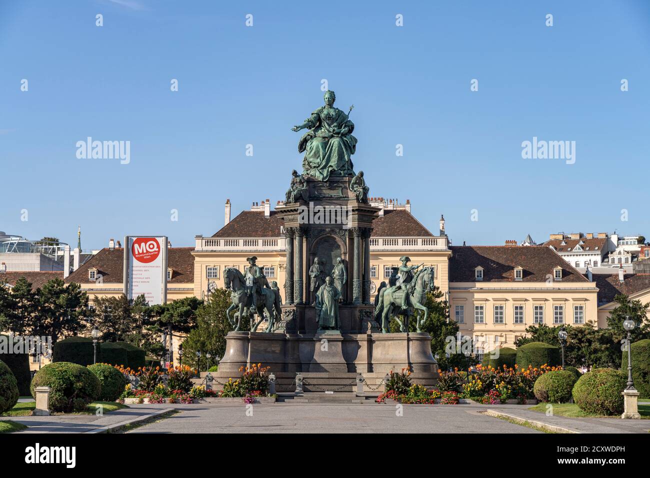 der-maria-theresien-platz-mit-dem-maria-theresien-denkmal-und-das