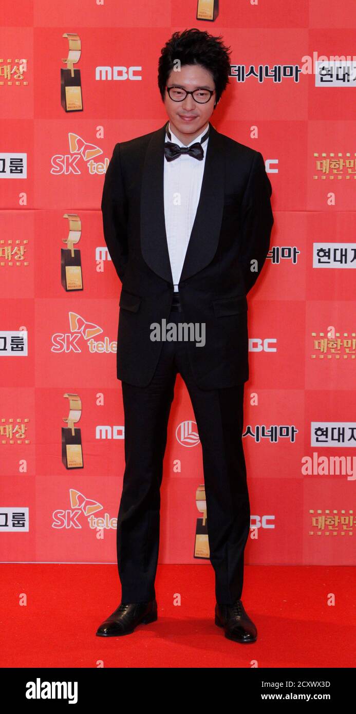 South Korean actor Uhm Ki-joon poses for the media at the 8th Korea Film Awards in Seoul November 18, 2010.  REUTERS/Jo Yong-Hak (SOUTH KOREA - Tags: ENTERTAINMENT) Stock Photo