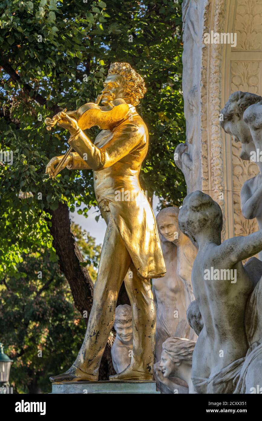Das Johann-Strauß-Denkmal im Wiener Stadtpark in Wien, Österreich, Europa  |  Johann Strauss monument at The Stadtpark City Park  Vienna, Austria, Eur Stock Photo