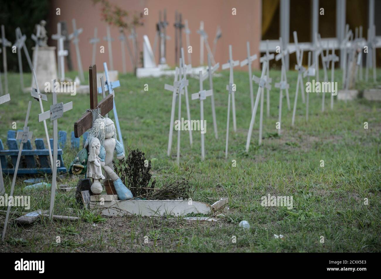 Al cimitero Flaminio di Prima Porta ci sono centinaia di croci bianche sotto le quali sono stati sepolti i feti obortiti. Sulle croci sono riportati i nomi ed i cognomi delle donne che hanno interotto la gravidanza (Stefano Carofei/Fotogramma, ROME - 2020-10-01) p.s. la foto e' utilizzabile nel rispetto del contesto in cui e' stata scattata, e senza intento diffamatorio del decoro delle persone rappresentate Stock Photo