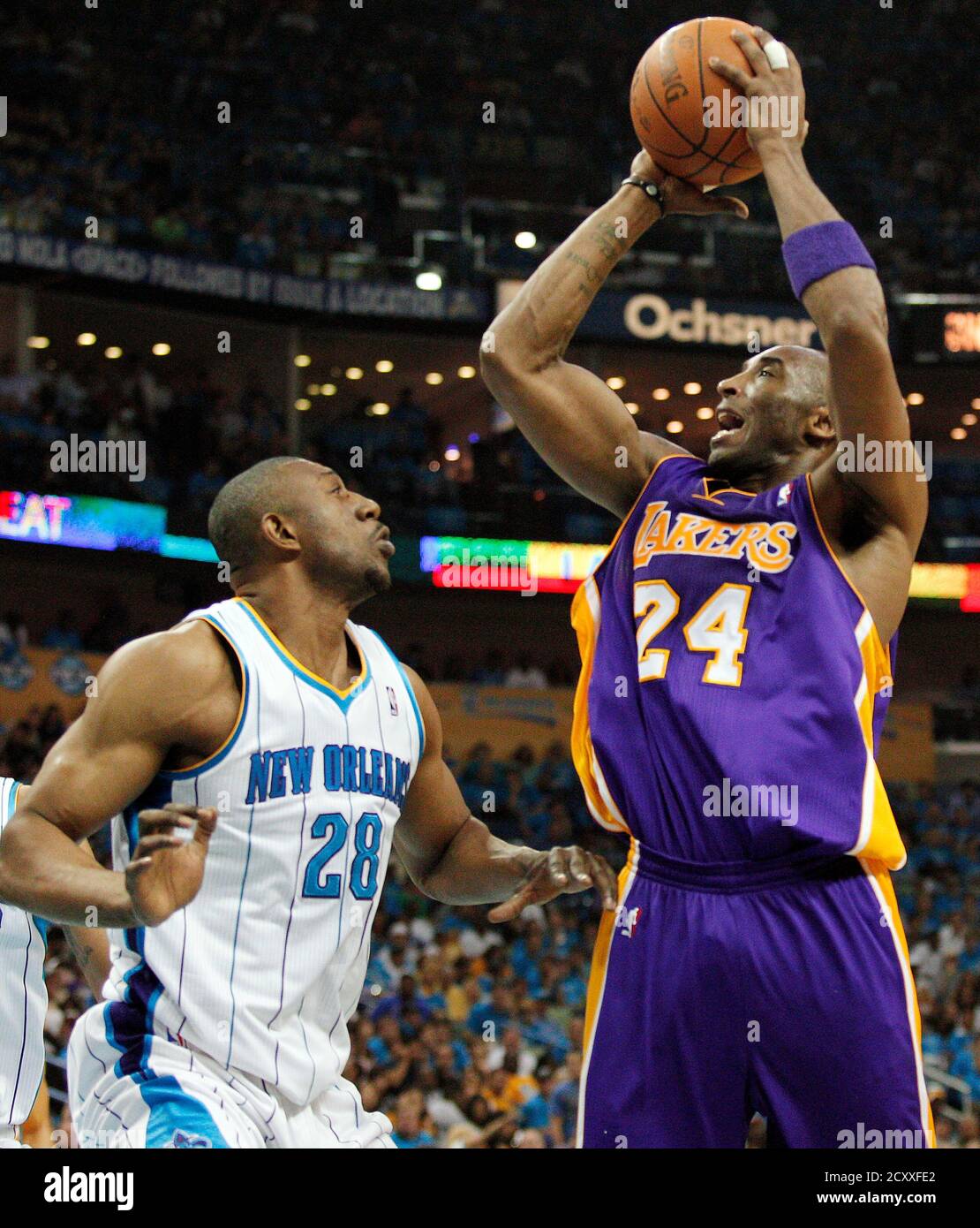 D J Mbenga High Resolution Stock Photography And Images Alamy Il est alle a la rencontre de dj mbenga (que nous avions interviewe en janvier dernier) et de sasha vujacic pour discuter d'un certain kobe bryant. alamy