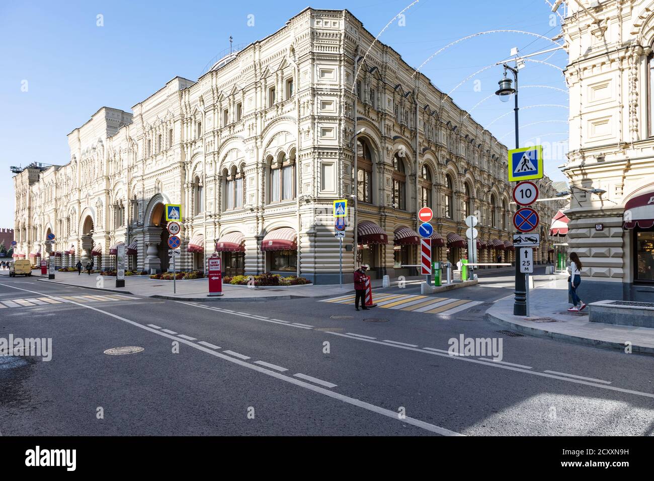 MOSCOW, RUSSIA - SEPTEMBER 27, 2020: view of GUM department store on Ilyinka street in Moscow city on sunny September morning. The building was built Stock Photo