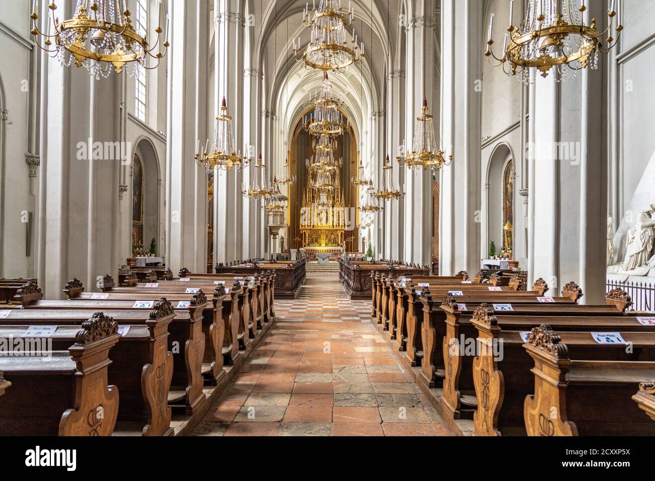 Innenraum der  gotischen römisch-katholischen Pfarrkirche Augustinerkirche in Wien, Österreich, Europa  |  The gothic  Roman Catholic parish church Au Stock Photo