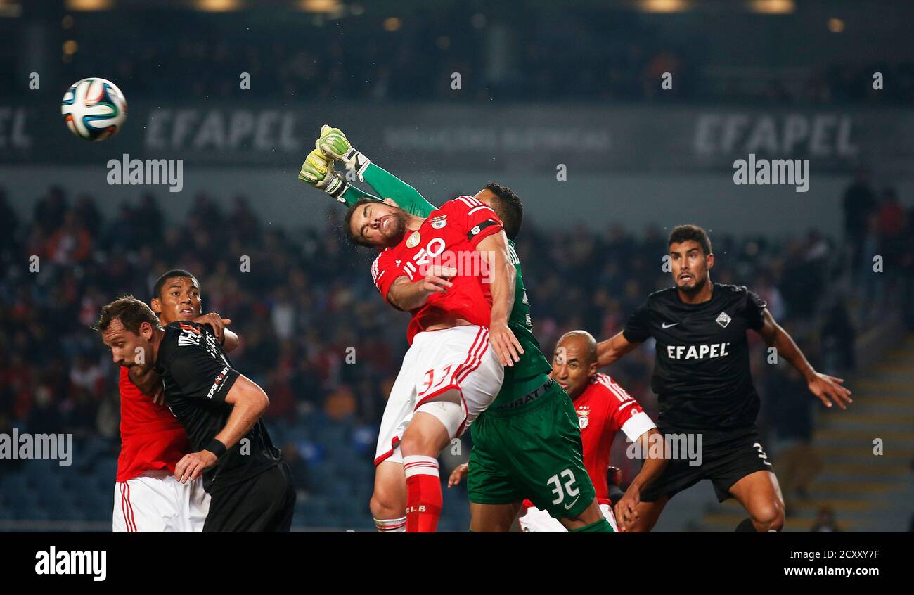 Academica's goalkeeper Lee Oliveira (centre R) clears the ball next to  Benfica's Jardel Vieira (33) during their Portuguese Premier League soccer  matchat the Coimbra city stadium in Coimbra November 30, 2014.  REUTERS/Rafael