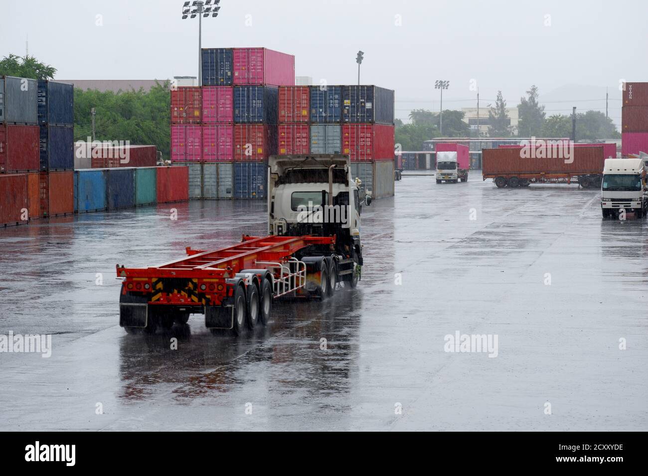 Semi truck in mirror hi-res stock photography and images - Alamy