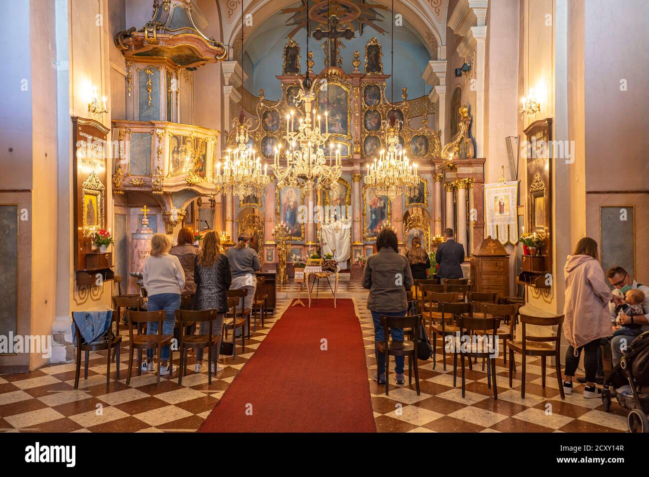 Gottesdienst im Innenraum der  griechisch-katholischen Pfarrkirche St. Barbara-Kirche in Wien, Österreich, Europa  |  church service at St. Barbara ch Stock Photo