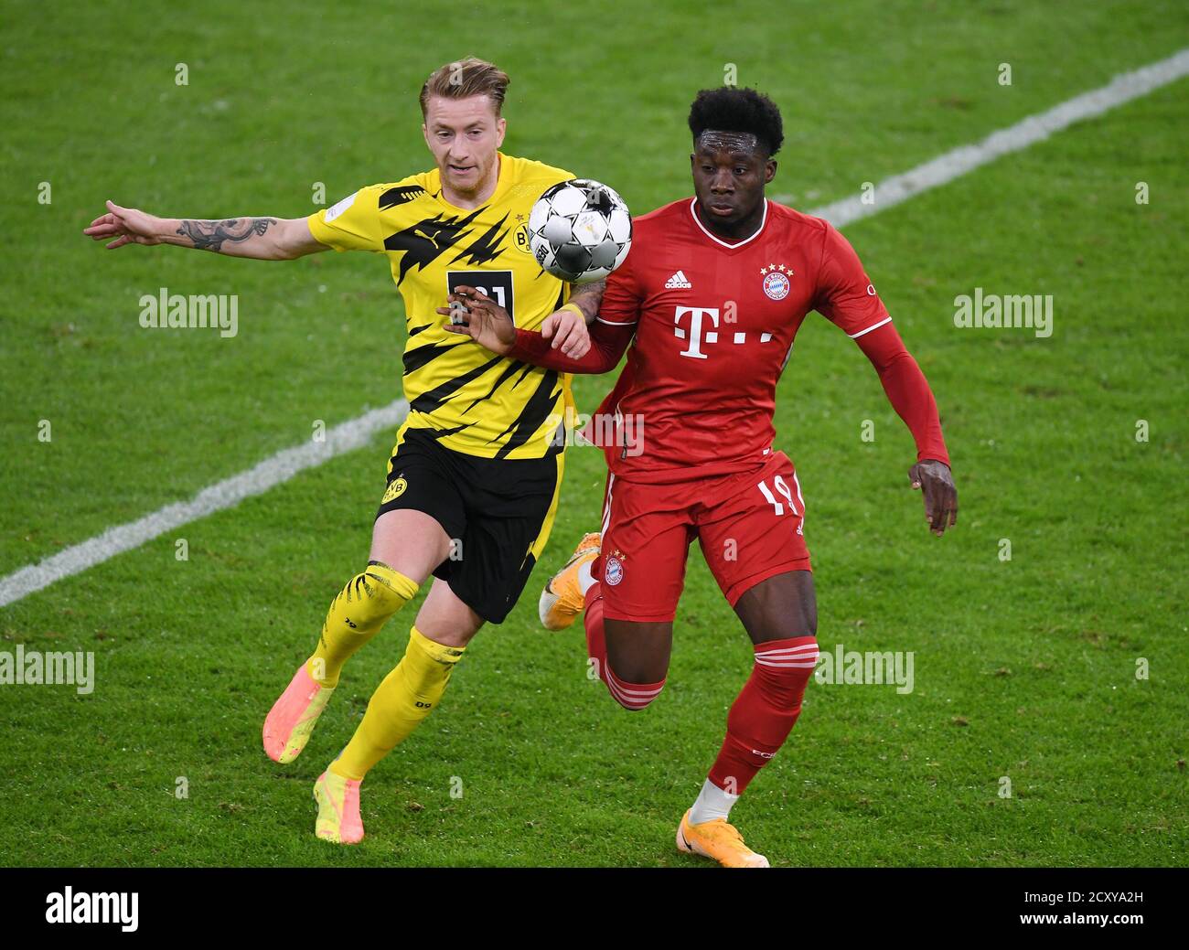 Allianz Arena Munich Germany 30.09.20, Football: German SUPERCUP FINALE  2020/2021, FC Bayern Muenchen (FCB, red) vs Borussia Dortmund (BVB, yellow)  3:2 — Marco Reus (Borussia Dortmund) gegen Alphonso Davies (FC Bayern  Muenchen)