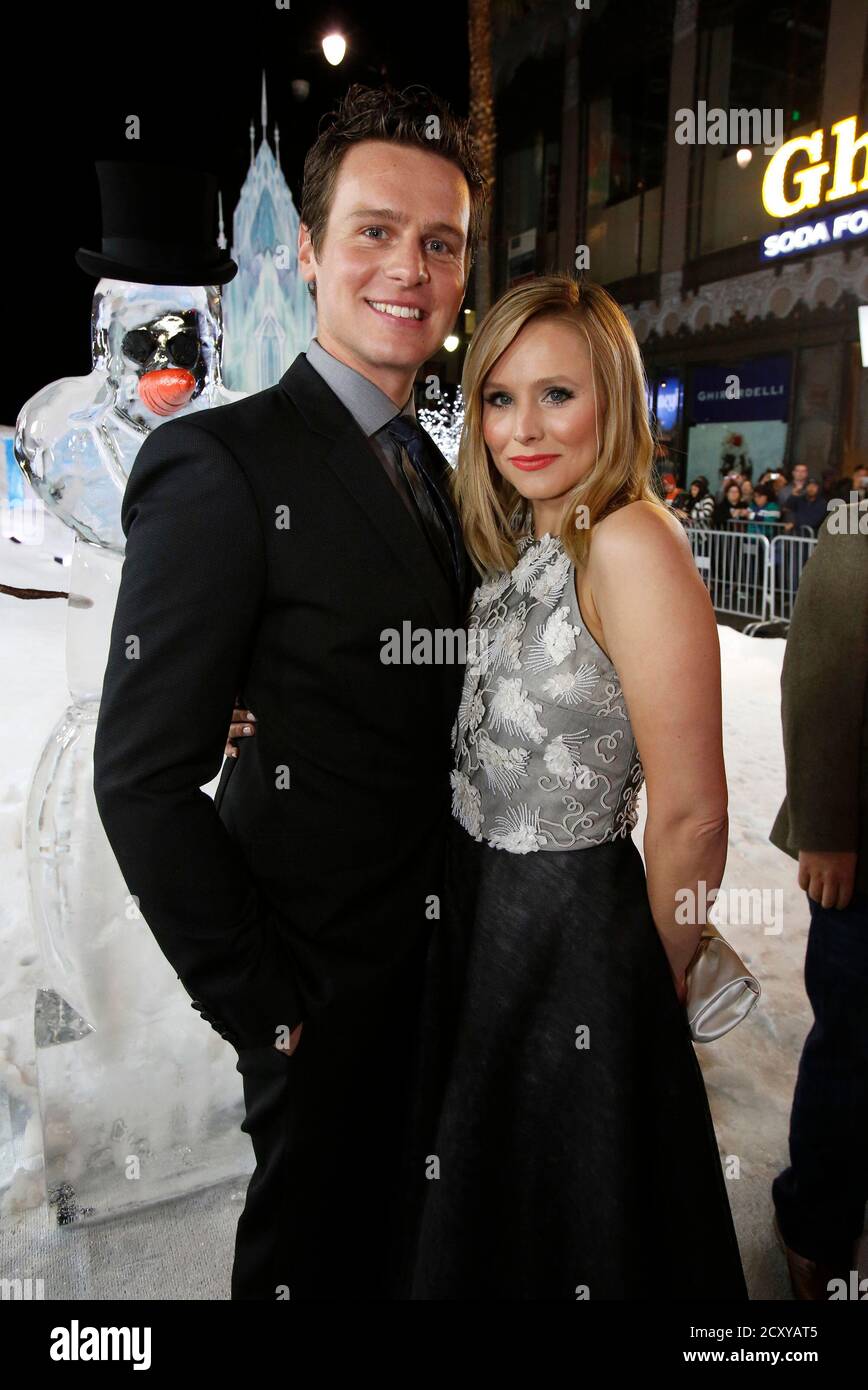 Cast members Kristen Bell and Jonathan Groff pose at the premiere of "Frozen"  at El Capitan theatre in Hollywood, California November 19, 2013. The movie  opens in the U.S. on November 27.