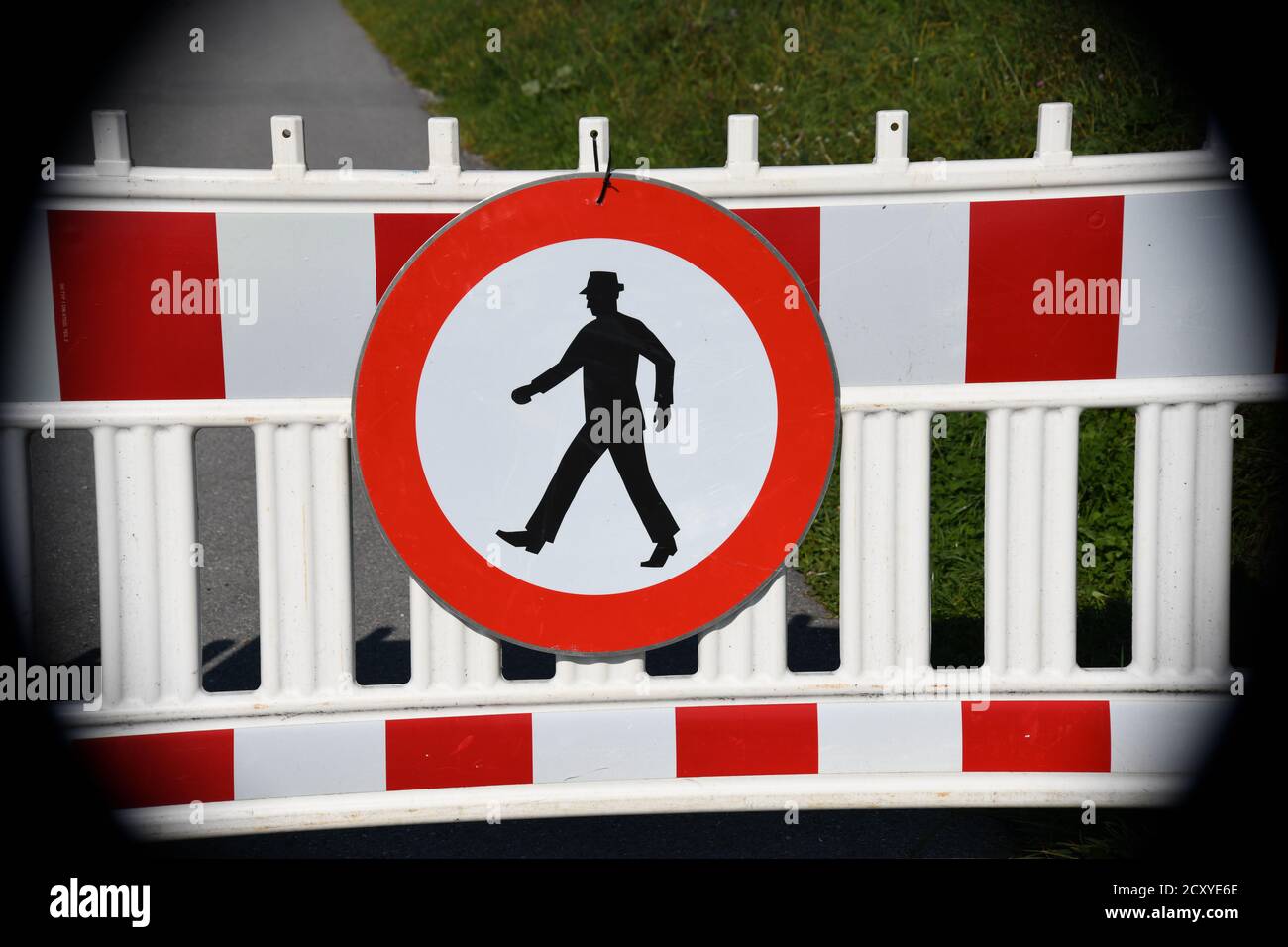Absperrung - Pictogramm Betretungsverbot für Fussgänge Stock Photo