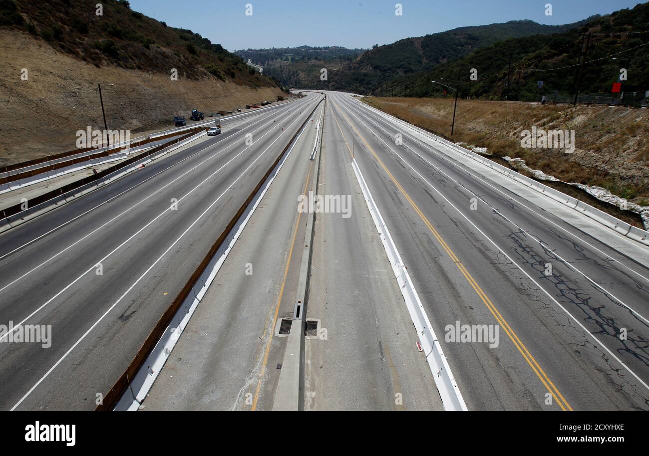 Directions To The 10 Freeway The 405 Freeway Is Seen Empty During A Closure For The Partial Demolition  Of The Mulholland Bridge In Los Angeles, California July 16, 2011. A 10-Mile  (16-Km) Stretch Of The 405 Freeway
