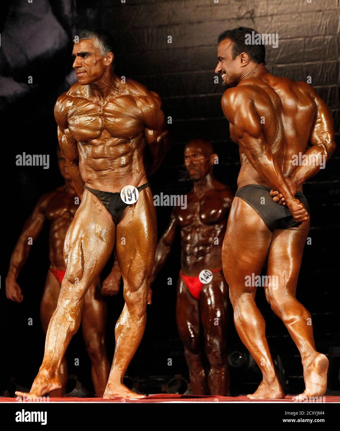 Выступление атлетов. Бодибилдеры с большим. Классический бодибилдинг. Выступление атлетов. Выступление атлетов.