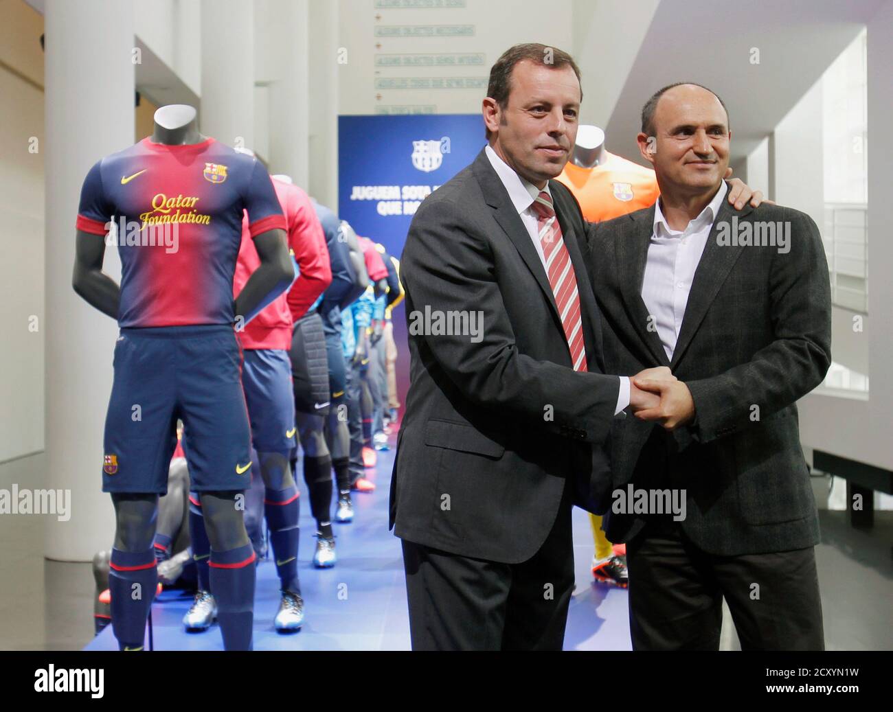 Perceptueel Trekken Speciaal Barcelona's President Sandro Rosell (L) and Nike's Iberia President Marcos  Garzo pose with the new FC Barcelona jerseys for the 2012-2013 season  during a presentation at MACBA Museum in Barcelona May 22,