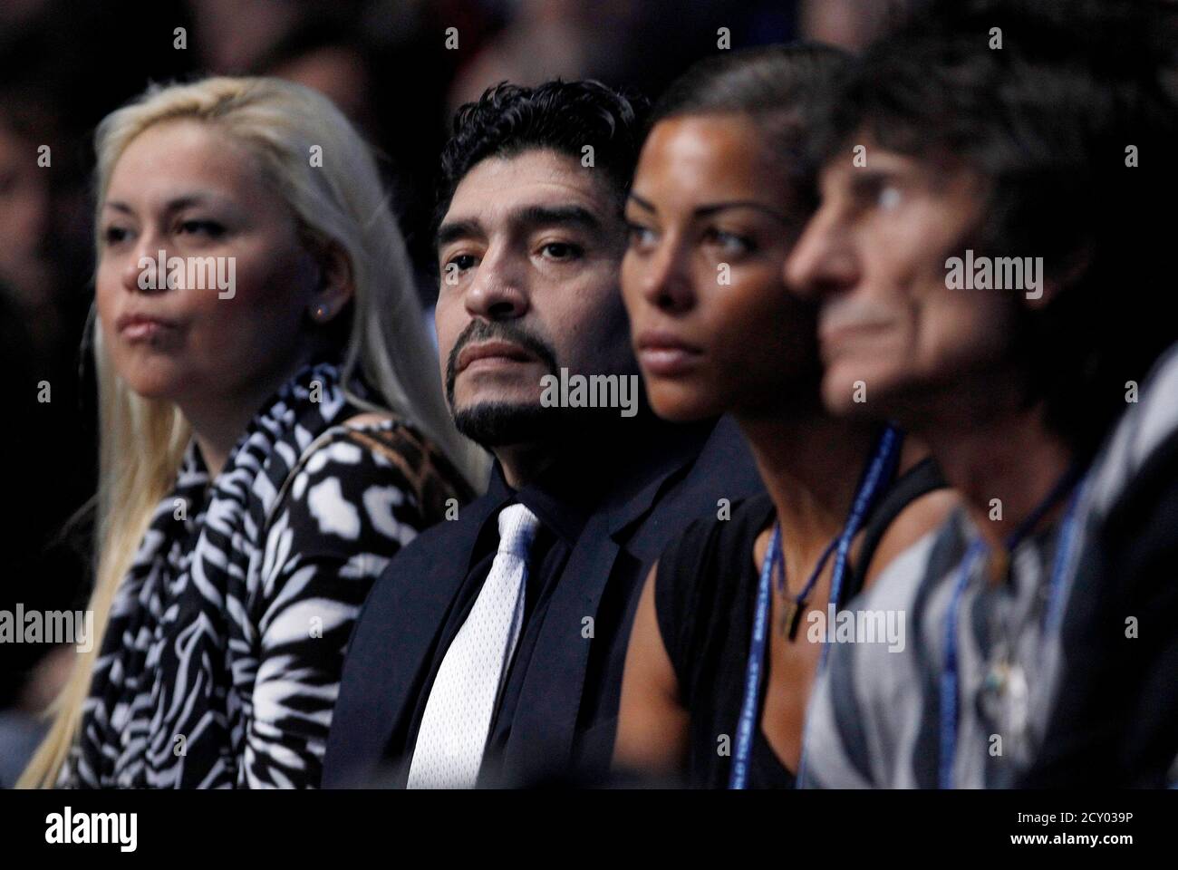 Veronica Ojeda (L), former Argentine soccer star Diego Maradona (2nd L), British musician Ron Wood (R) and his girlfriend Ana Araujo watch the finals match between Spain's Rafael Nadal and Switzerland's Roger Federer at the ATP World Tour Finals in London November 28, 2010. REUTERS/Suzanne Plunkett (BRITAIN - Tags: SPORT TENNIS ENTERTAINMENT SOCCER) Stock Photo
