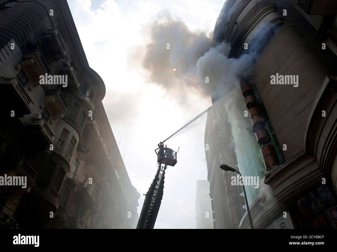 túnel Camello Sinceramente A fire-fighter works to extinguish a fire at Talaat Harb Mall in the  country's central business district in downtown Cairo March 17, 2013. The  state news agency MENA quoted witnesses as saying