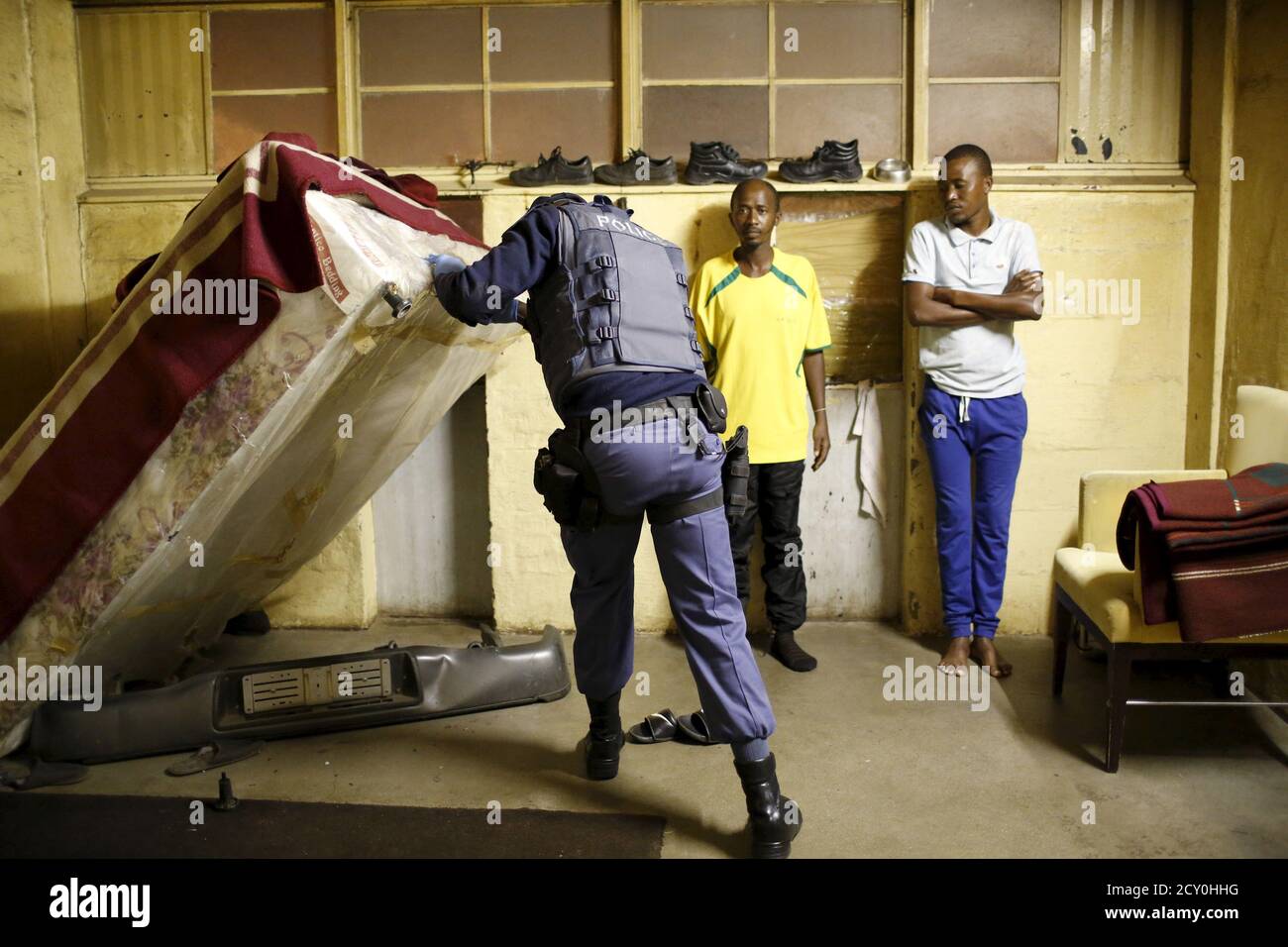 Police officer look into a car hi-res stock photography and images - Alamy