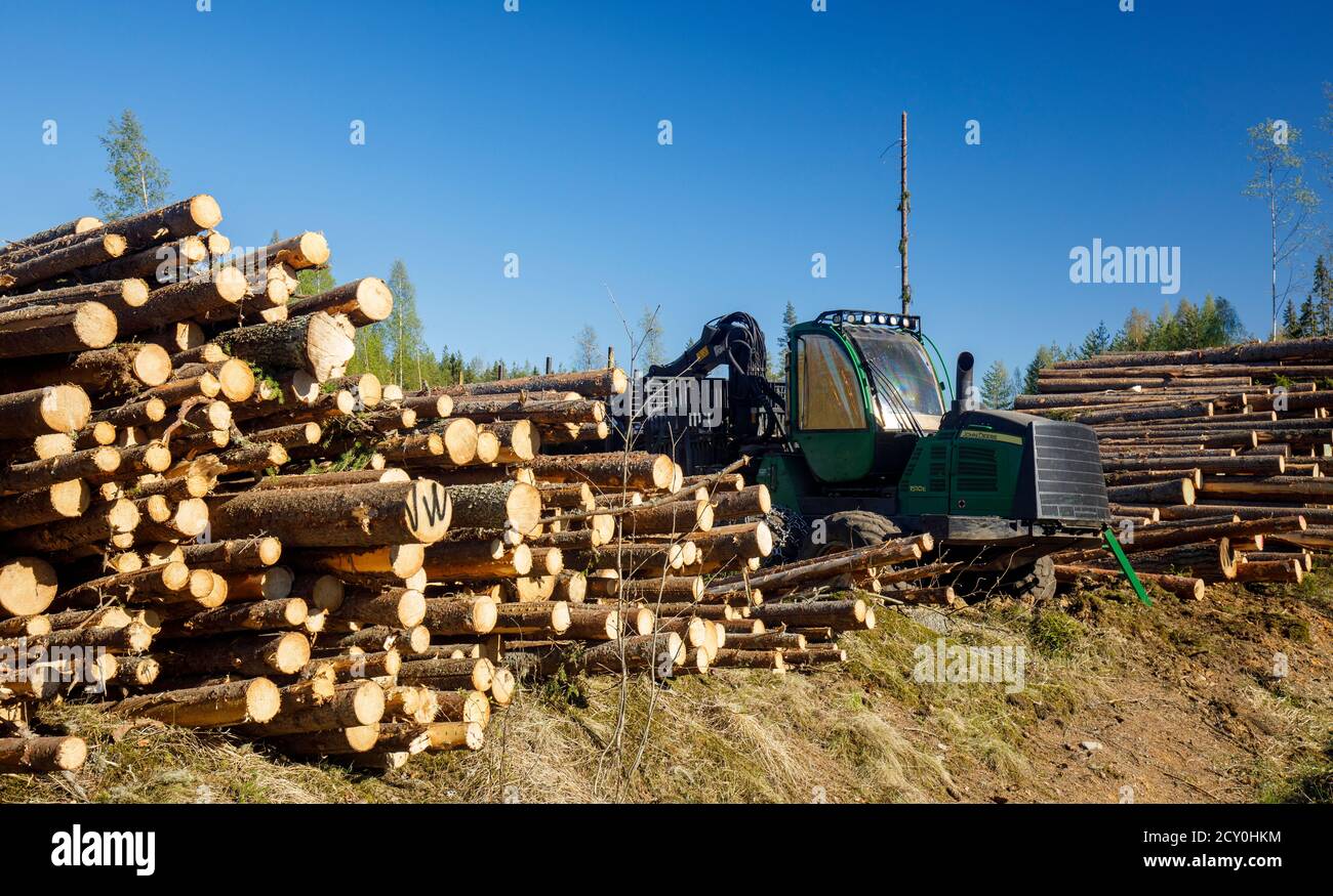 John Deere 1510e Forwarder at logging site , Finland Stock Photo - Alamy