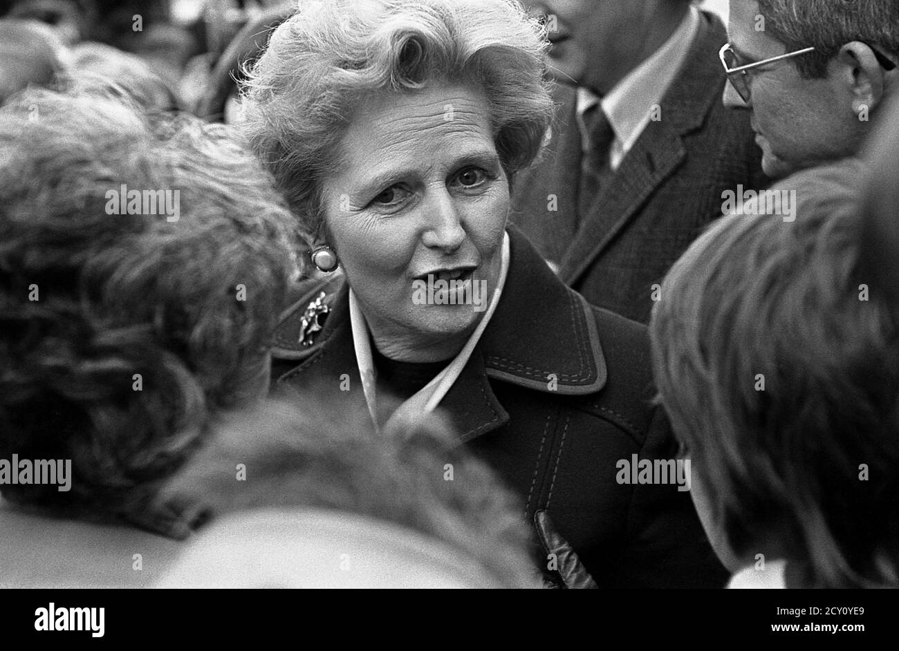 AJAXNETPHOTO.11TH FEBRUARY,1977. PORTSMOUTH, ENGLAND.  - CITY WALKABOUT - MRS MARGARET THATCHER (CON), LEADER OF THE OPPOSITION, ENGAGES WITH THE PUBLIC IN COMMERCIAL ROAD SHOPPING PRECINCT DURING A CAMPAIGN WALKABOUT. PHOTO:JONATHAN EASTLAND/AJAX REF:3771102 50 Stock Photo