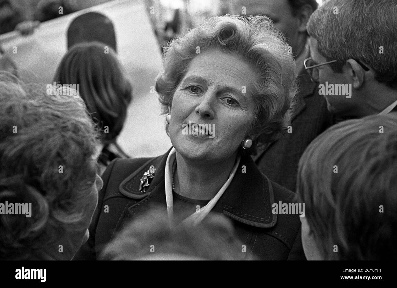 AJAXNETPHOTO.11TH FEBRUARY,1977. PORTSMOUTH, ENGLAND.  - CITY WALKABOUT - MRS MARGARET THATCHER (CON), LEADER OF THE OPPOSITION, ENGAGES WITH THE PUBLIC IN COMMERCIAL ROAD SHOPPING PRECINCT DURING A CAMPAIGN WALKABOUT. PHOTO:JONATHAN EASTLAND/AJAX REF:3771102 51 Stock Photo