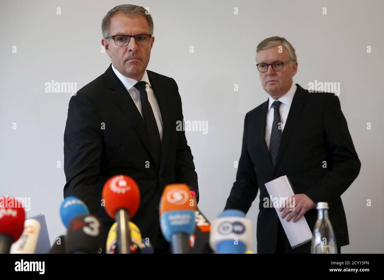 Lufthansa Chief Executive Carsten Spohr (L) and Germanwings Managing  Director Thomas Winkelmann arrive for a news conference in Cologne Bonn  airport March 26, 2015. The co-pilot suspected of deliberately crashing a  Germanwings