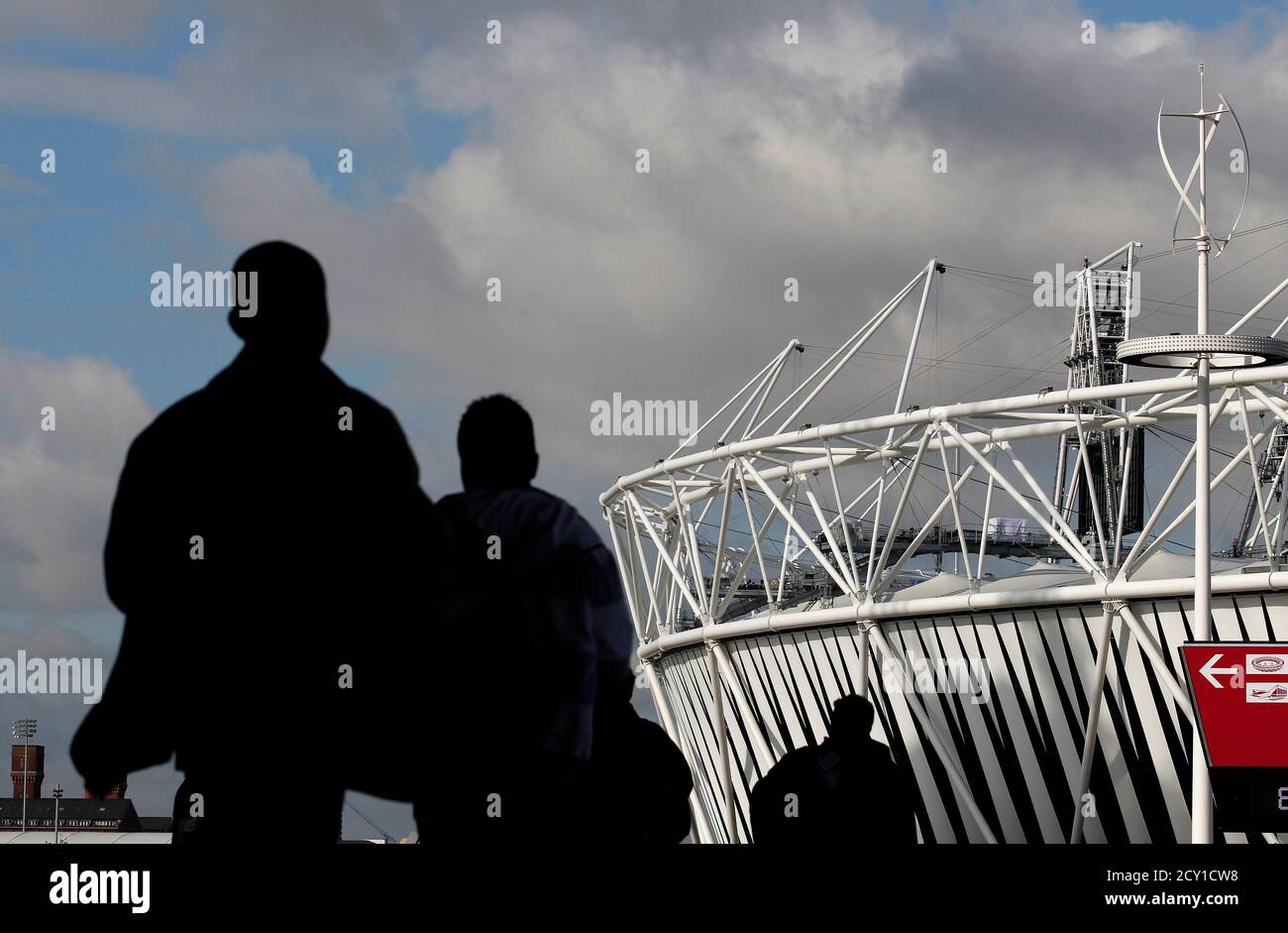 Workers and visitors walk towards the Olympic Stadium in Olympic Park, Stratford, east London, July 19, 2012. The 2012 London Olympic Games will begin in just over a week.  REUTERS/Andrew Winning (BRITAIN - Tags: SPORT OLYMPICS) Stock Photo