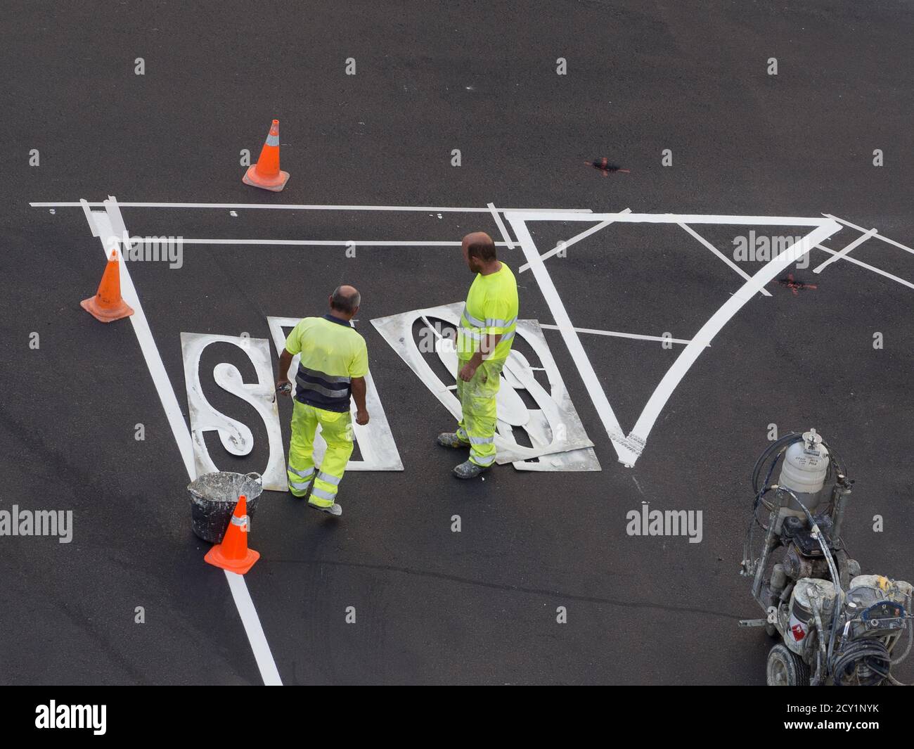 Workers paving and painting the streets Stock Photo - Alamy