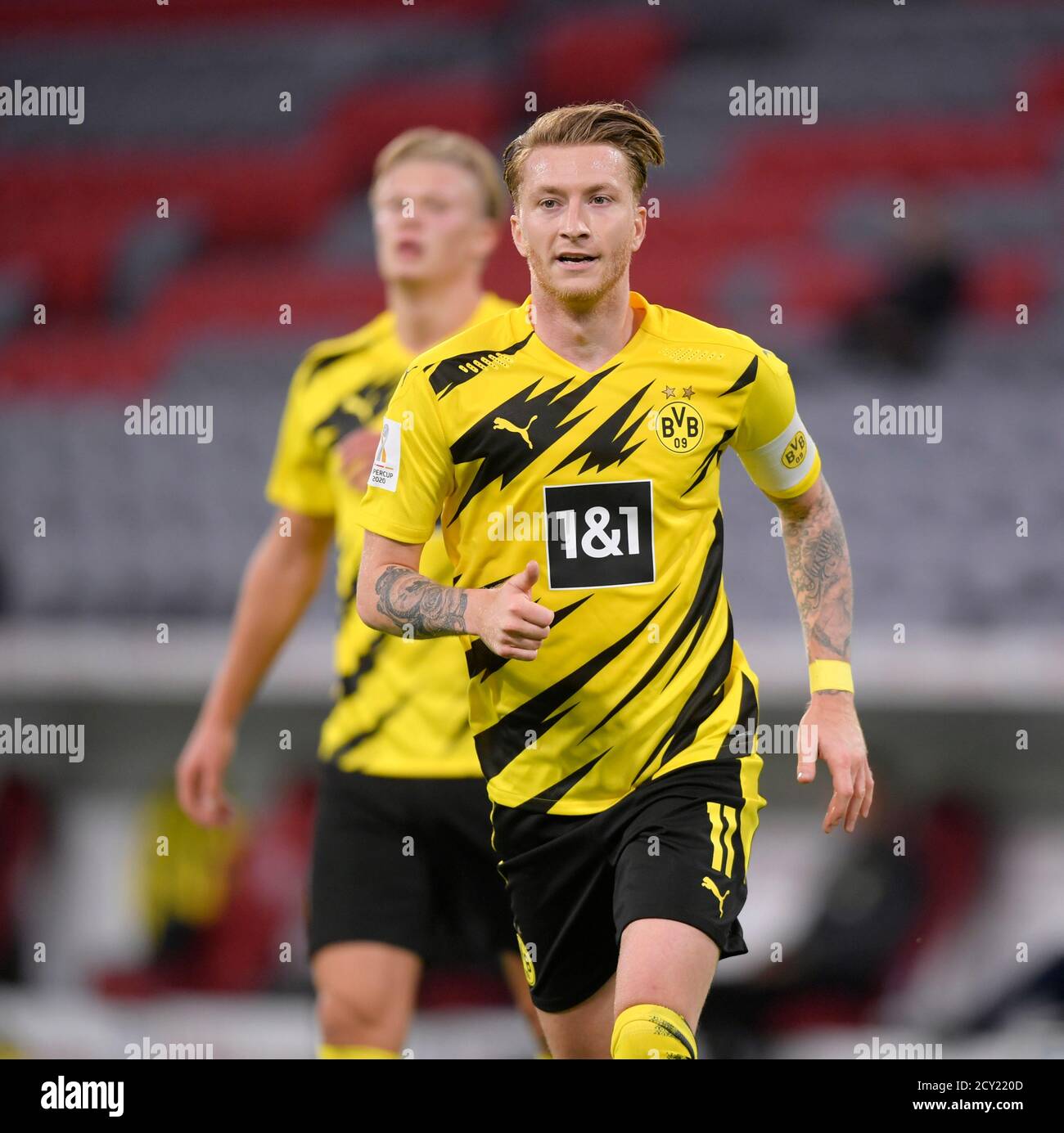 30.09.2020, Fussball DFL-Supercup 2020,  FC Bayern München - Borussia Dortmund, in der Allianz-Arena München.  v.li: Erling Haaland (Dortmund), Marco Reus (Dortmund)   Foto: Bernd Feil/M.i.S./Pool  Nur für journalistische Zwecke! Only for editorial use!  Gemäß den Vorgaben der DFL Deutsche Fußball Liga ist es untersagt, in dem Stadion und/oder vom Spiel angefertigte Fotoaufnahmen in Form von Sequenzbildern und/oder videoähnlichen Fotostrecken zu verwerten bzw. verwerten zu lassen. DFL regulations prohibit any use of photographs as image sequences and/or quasi-video.     National and internatio Stock Photo