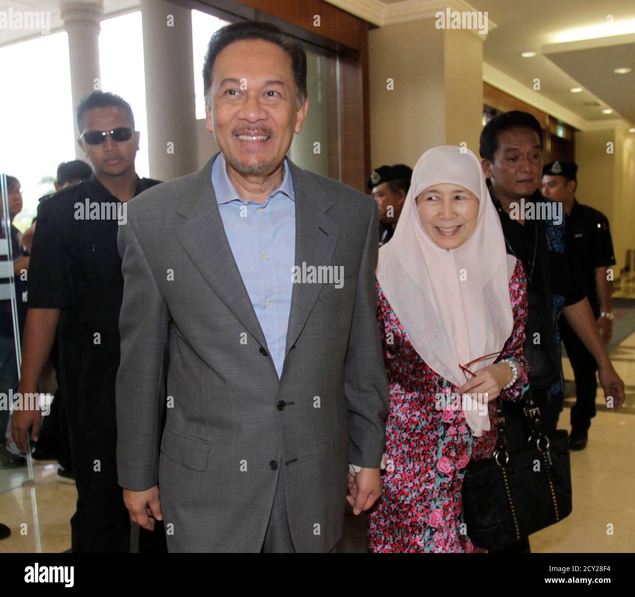 Page 10 - Anwar Ibrahim High Resolution Stock Photography and 