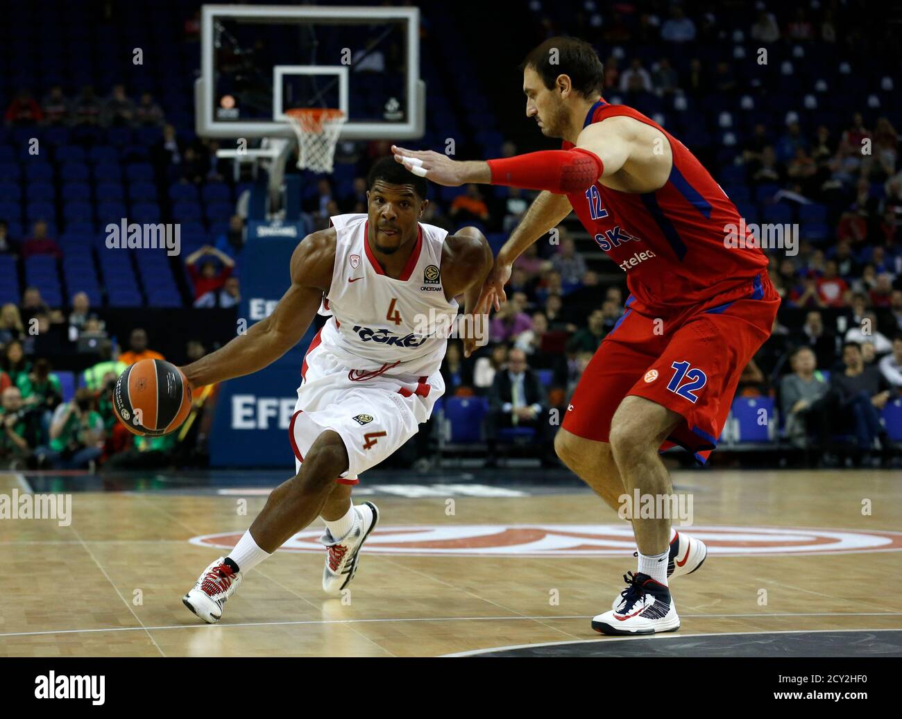 Olympiakos' Kyle Hines drives past CSKA Moscow's Nenad Krstic during their  Euroleague Final Four semi-final basketball game at the O2 Arena in London  May 10, 2013. REUTERS/Suzanne Plunkett (BRITAIN - Tags: SPORT