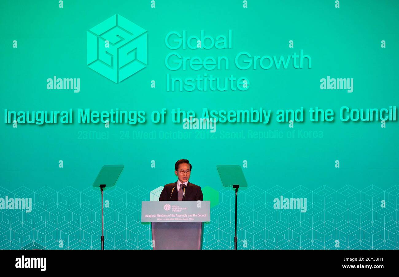South Korea's President Lee Myung-bak delivers a speech at an inaugural meeting of the Global Green Growth Institute (GGGI) in Seoul October 23, 2012.  The Institute, launched in 2010 to promote green economic growth strategies, was upgraded last week to the status of an international organisation, reported local media. REUTERS/Jung Yeon-je/Pool (SOUTH KOREA - Tags: POLITICS BUSINESS) Stock Photo