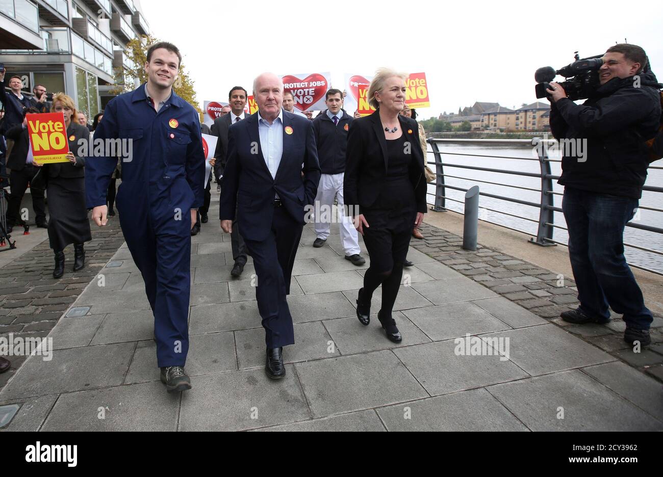 No Campaigners John Reid C And Johann Lamont R Walk Along The Banks Of The River Clyde To Meet With Shipyard Workers And Trade Unionists In Glasgow To Highlight The Risks Of