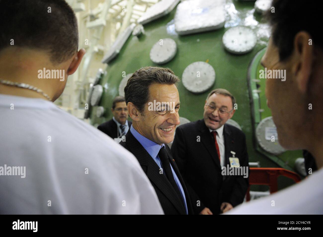 France's President Nicolas Sarkozy (C) visits the experience of the  Megajoule Laser (LMJ) project of the French Atomic Energy and Alternative  Energies Commission CEA (Commissariat à l'énergie atomique et aux énergies  alternatives)