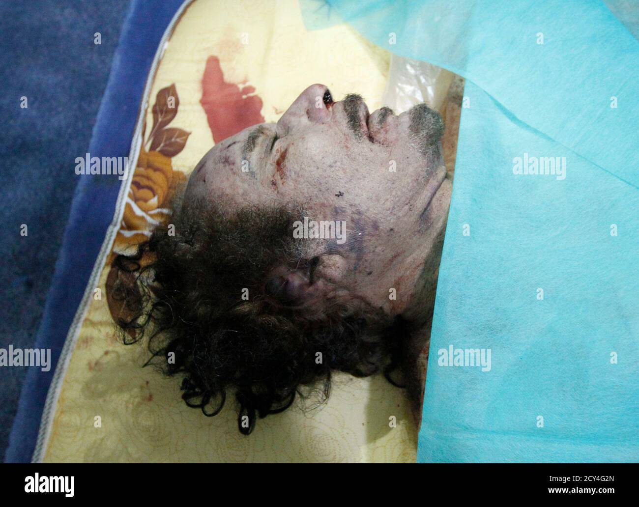 sikkerhedsstillelse sigte Brandmand ATTENTION EDITORS - VISUAL COVERAGE SCENES DEATH OR INJURY The body of  former Libyan leader Muammar Gaddafi is displayed at a house in Misrata  October 20, 2011. Muammar Gaddafi was killed by