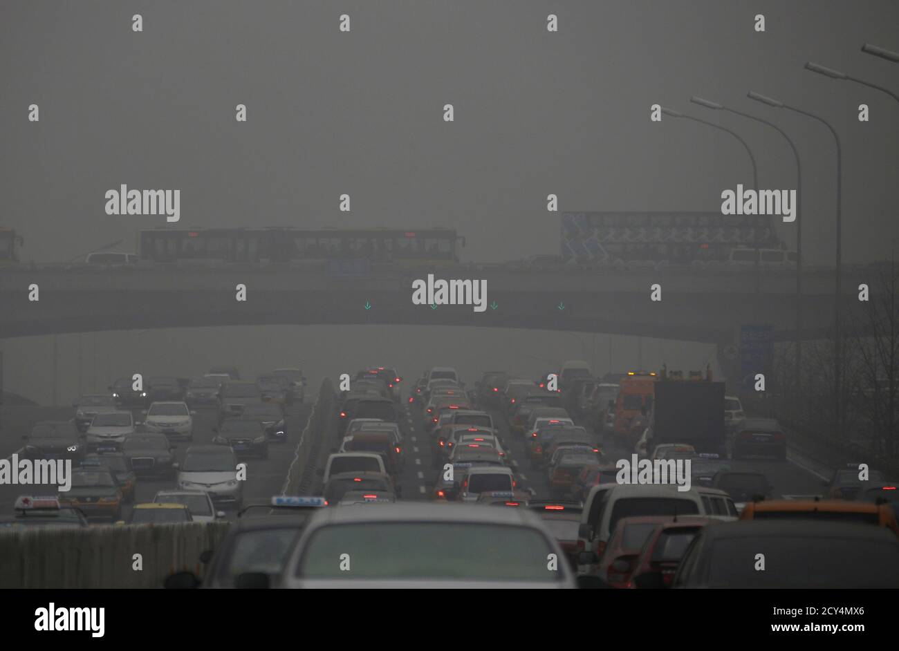 Cars drive on and below Guomao Bridge on a heavily hazy day in Beijing January 30, 2013. The search for culprits behind the rancid haze enveloping China's capital has turned a spotlight on the country's two largest oil companies and their resistance to tougher fuel standards. Picture taken January 30, 2013. REUTERS/Jason Lee (CHINA - Tags: ENVIRONMENT BUSINESS ENERGY TRANSPORT) Stock Photo