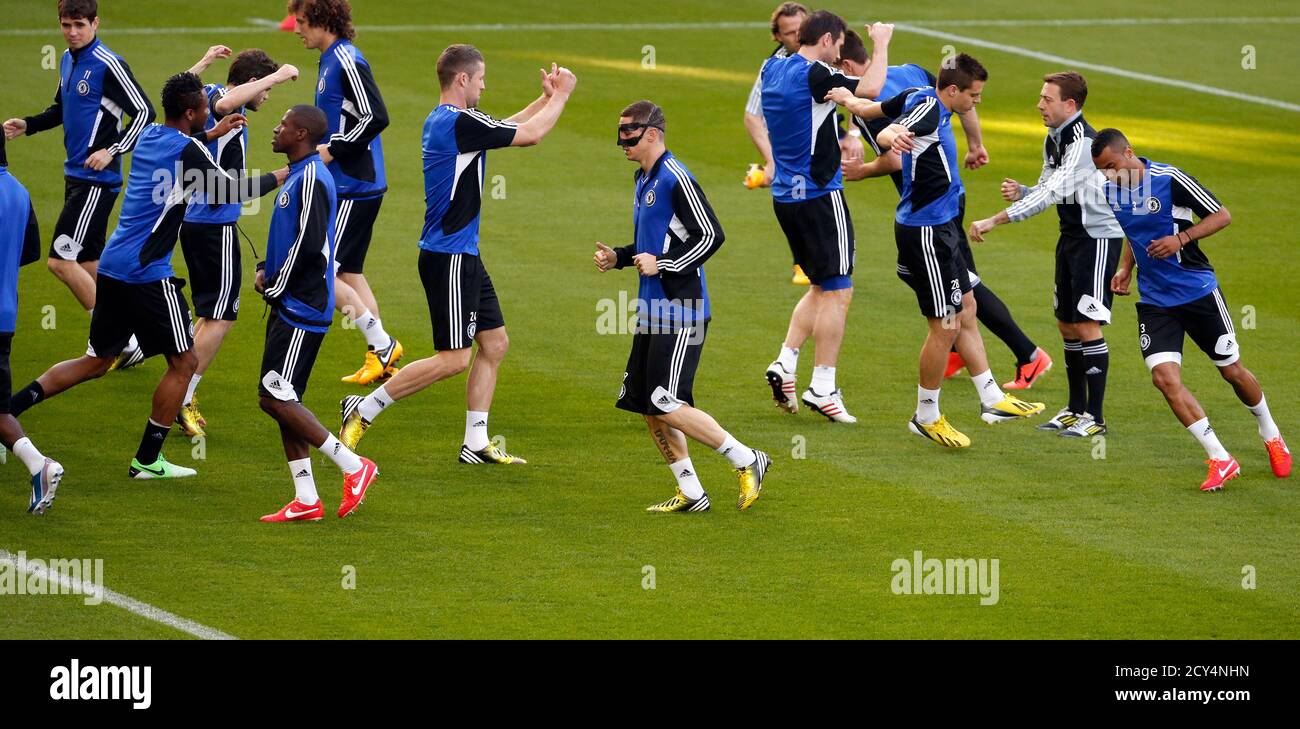 Chelsea's Fernando Torres (C) and his teammates run during a training  session at St. Jakob Park stadium in Basel April 24, 2013. Chelsea will  play in their Europa League semi-final first leg