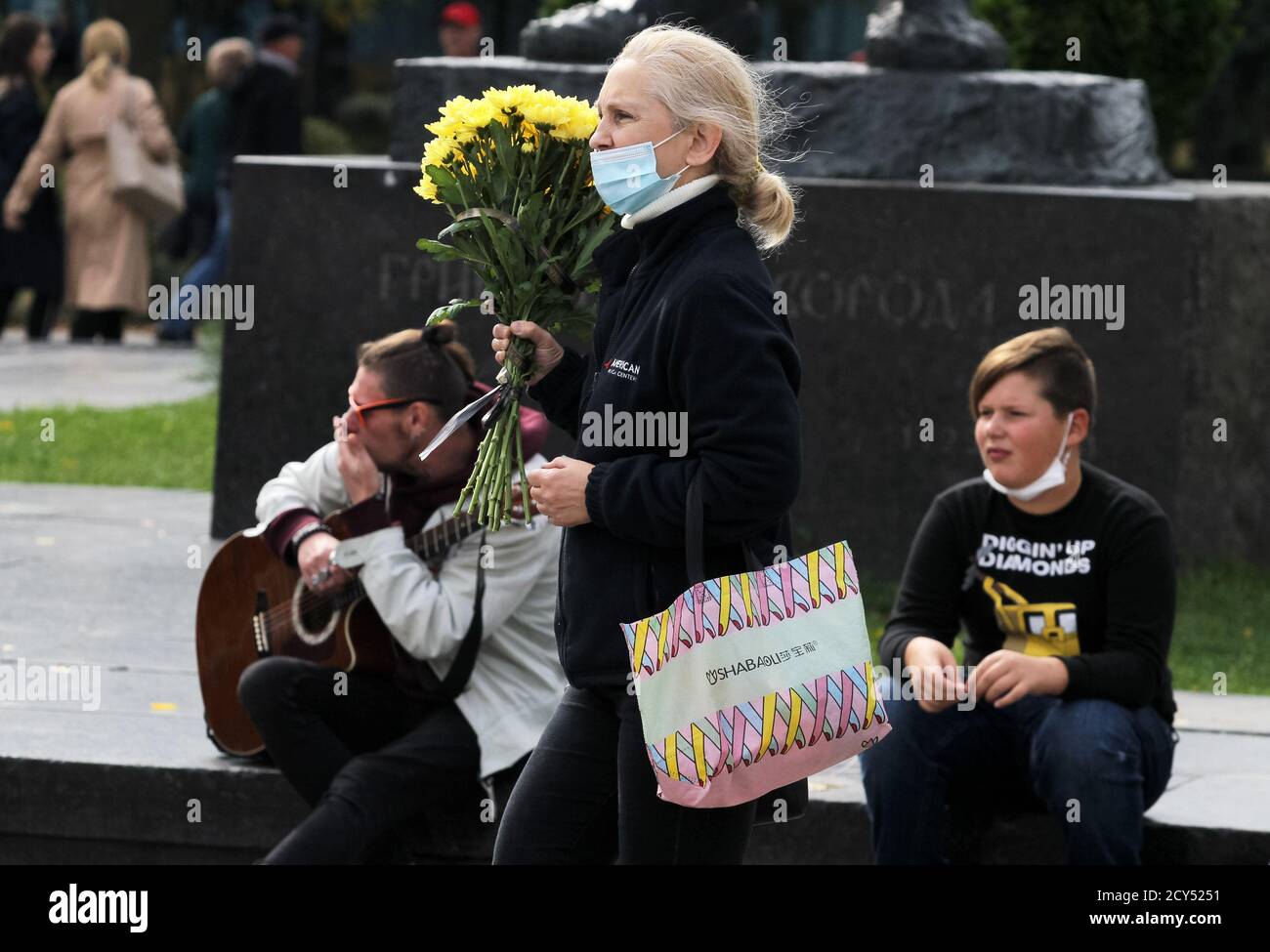 Women wearing masks walks hi-res stock photography and images - Alamy