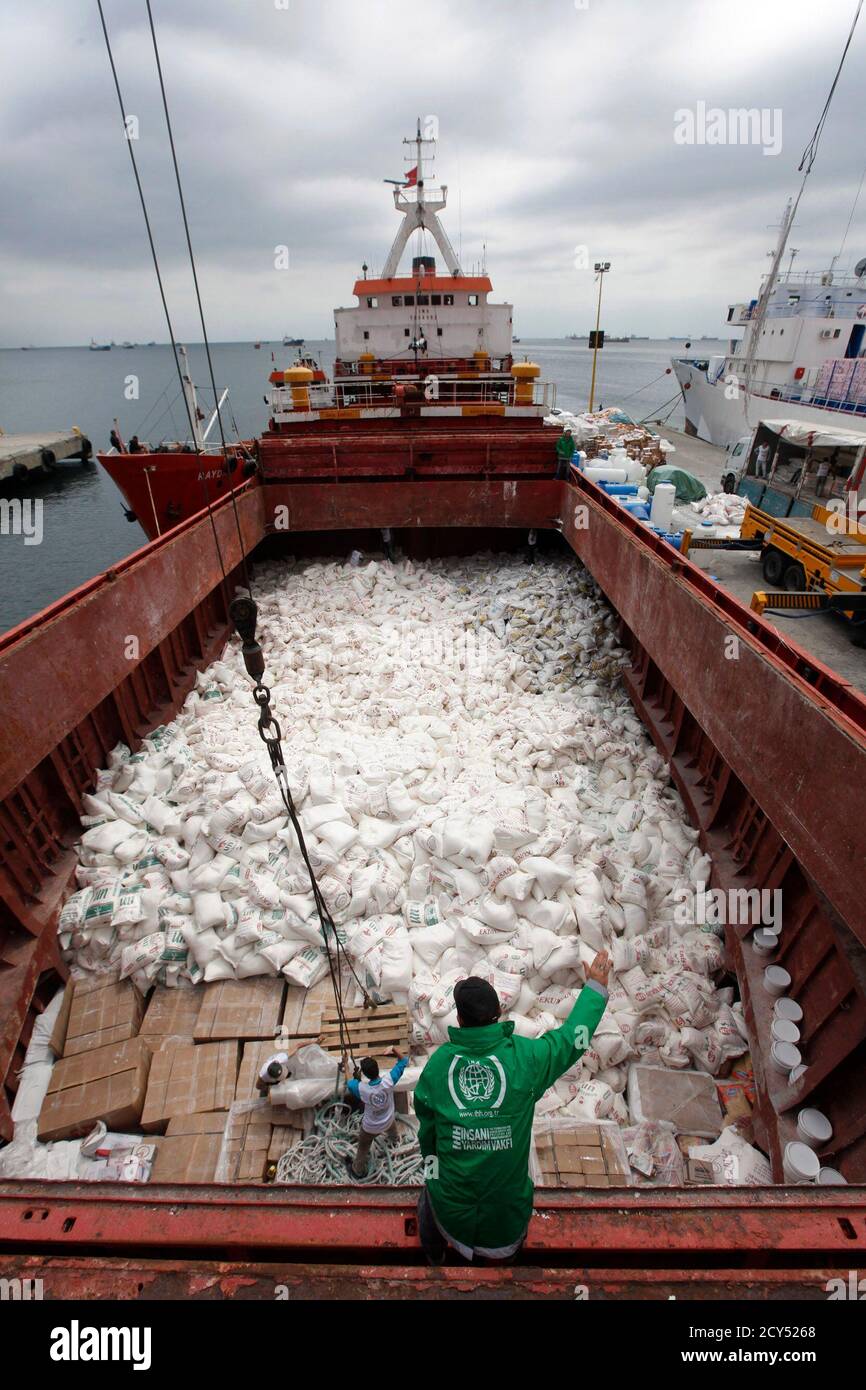 Turkish Port Workers Load Onto A Ship Humanitarian Aid From Ihh Humanitarian Relief Foundation Destined For Somalia In Istanbul August 12 2011 Reuters Osman Orsal Turkey Tags Society Stock Photo Alamy