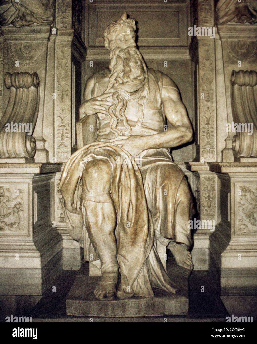 1970s 1545 MICHAELANGELO STATUE OF MOSES FOR TOMB OF POPE JULIUS II IN THE CHURCH OF SAN PIETRO IN VINCOLI IN ROME ITALY - kr22342 LAN001 HARS BUONARROTI LIFELIKE CREATIVITY JULIUS II PIETRO TOMB VINCOLI 1500s OLD FASHIONED ROME Stock Photo