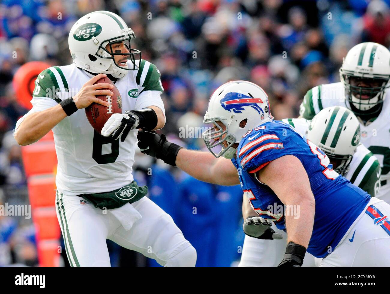 Page 2 - Buffalo Bills Tackle High Resolution Stock Photography and Images  - Alamy