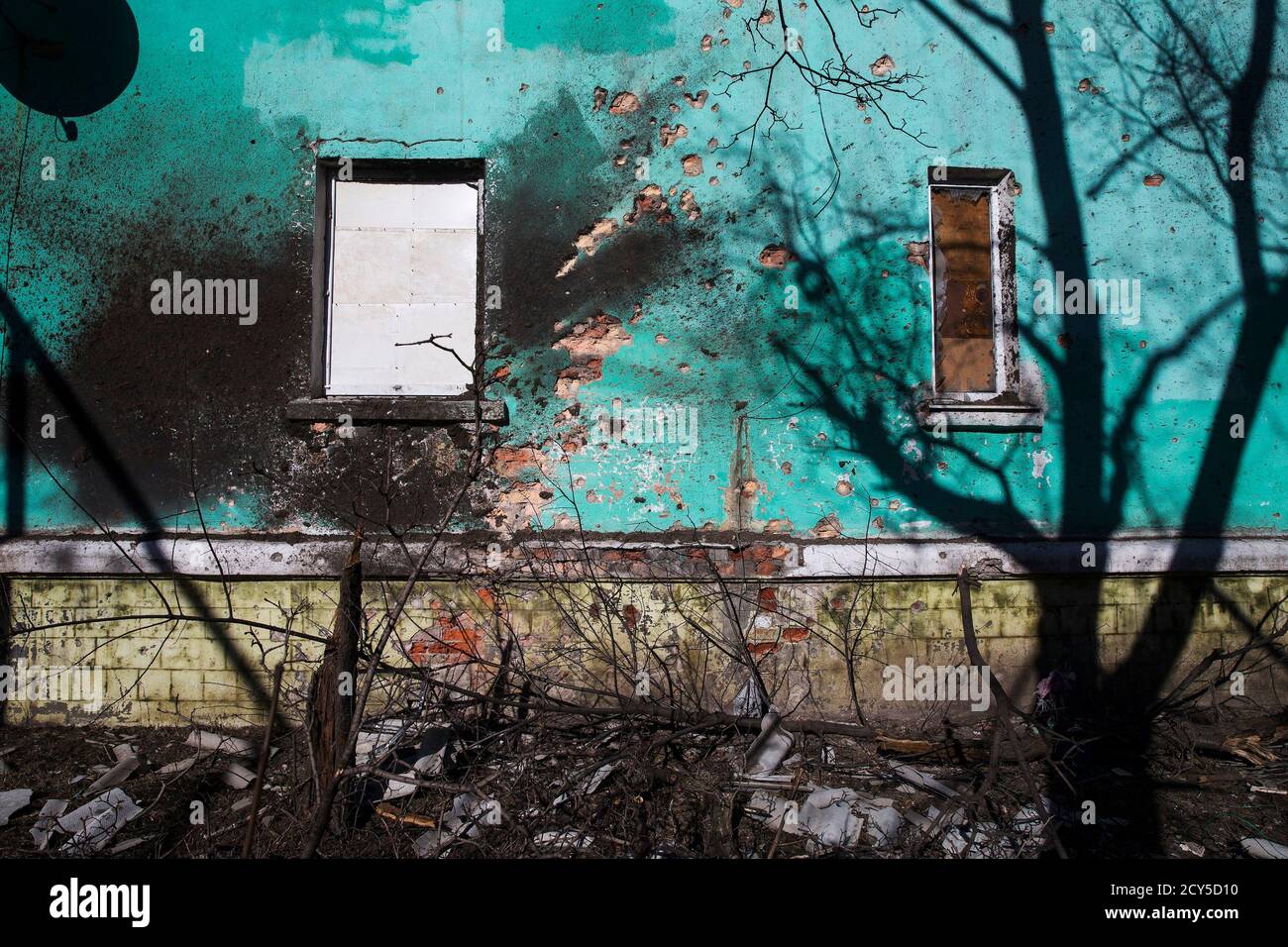 A house damaged by fighting is seen in the town of Vuhlehirsk February 25, 2015. Picture taken February 25, 2015. REUTERS/Baz Ratner (UKRAINE - Tags: POLITICS CIVIL UNREST CONFLICT MILITARY SOCIETY)  ATTENTION EDITORS: PICTURE 17 OF 19 FOR WIDER IMAGE PACKAGE  'DEBALTSEVE - LIFE IN THE RUINS'  SEARCH 'RATNER RUINS' FOR ALL IMAGES Stock Photo