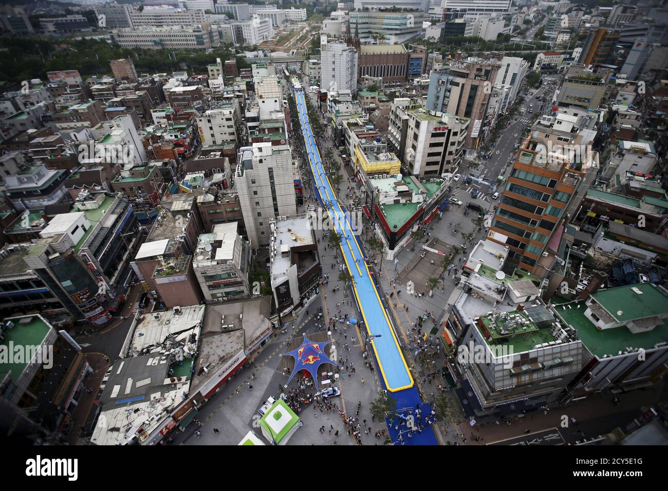 A 350-meter (1148 feet) long water slide is seen during 2015 City Silde  Festa in central Seoul, South Korea, July 19, 2015. A 350 meter-long  waterslide has been installed in downtown of