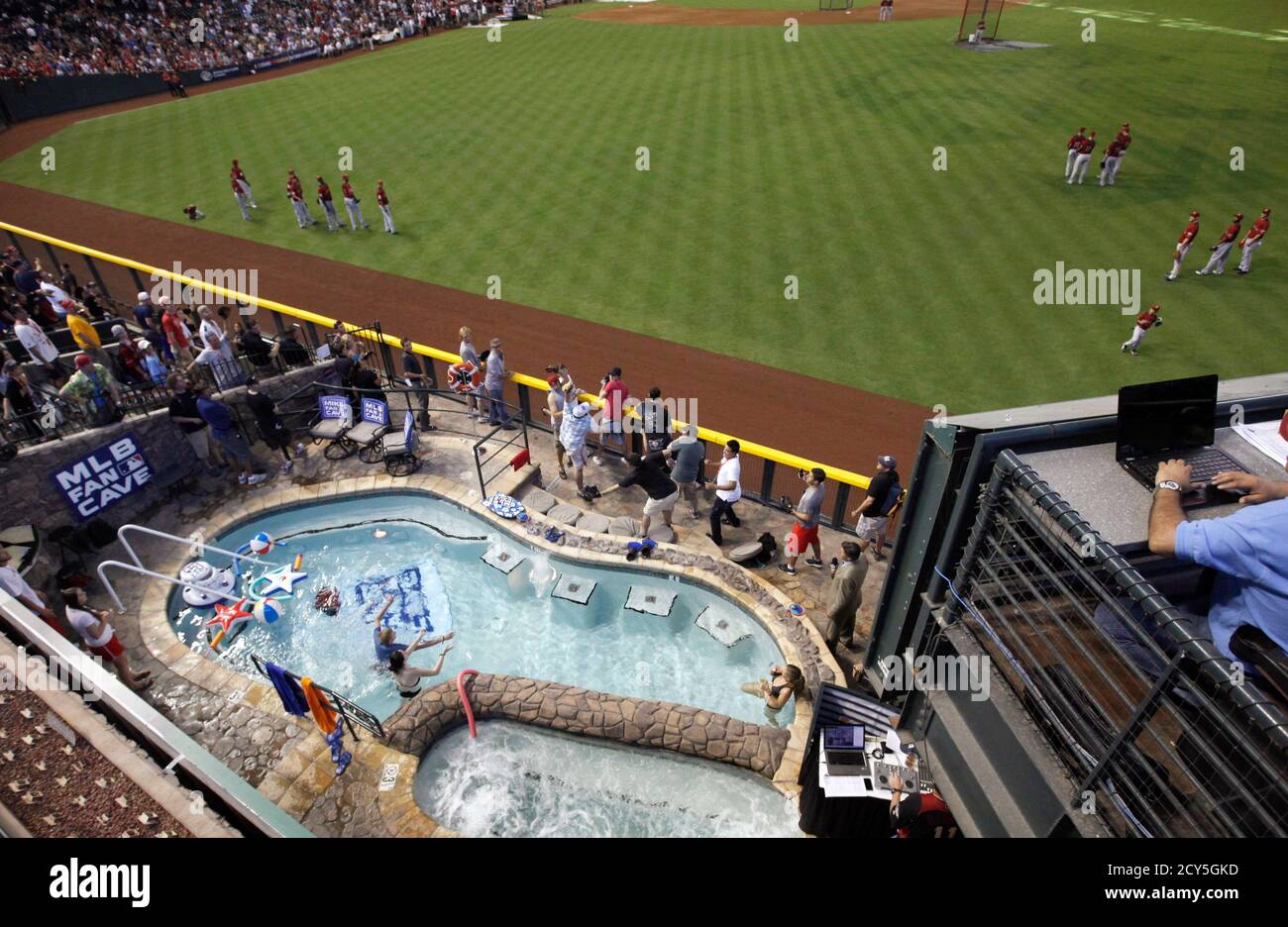 Baseball fans catch hires stock photography and images Alamy
